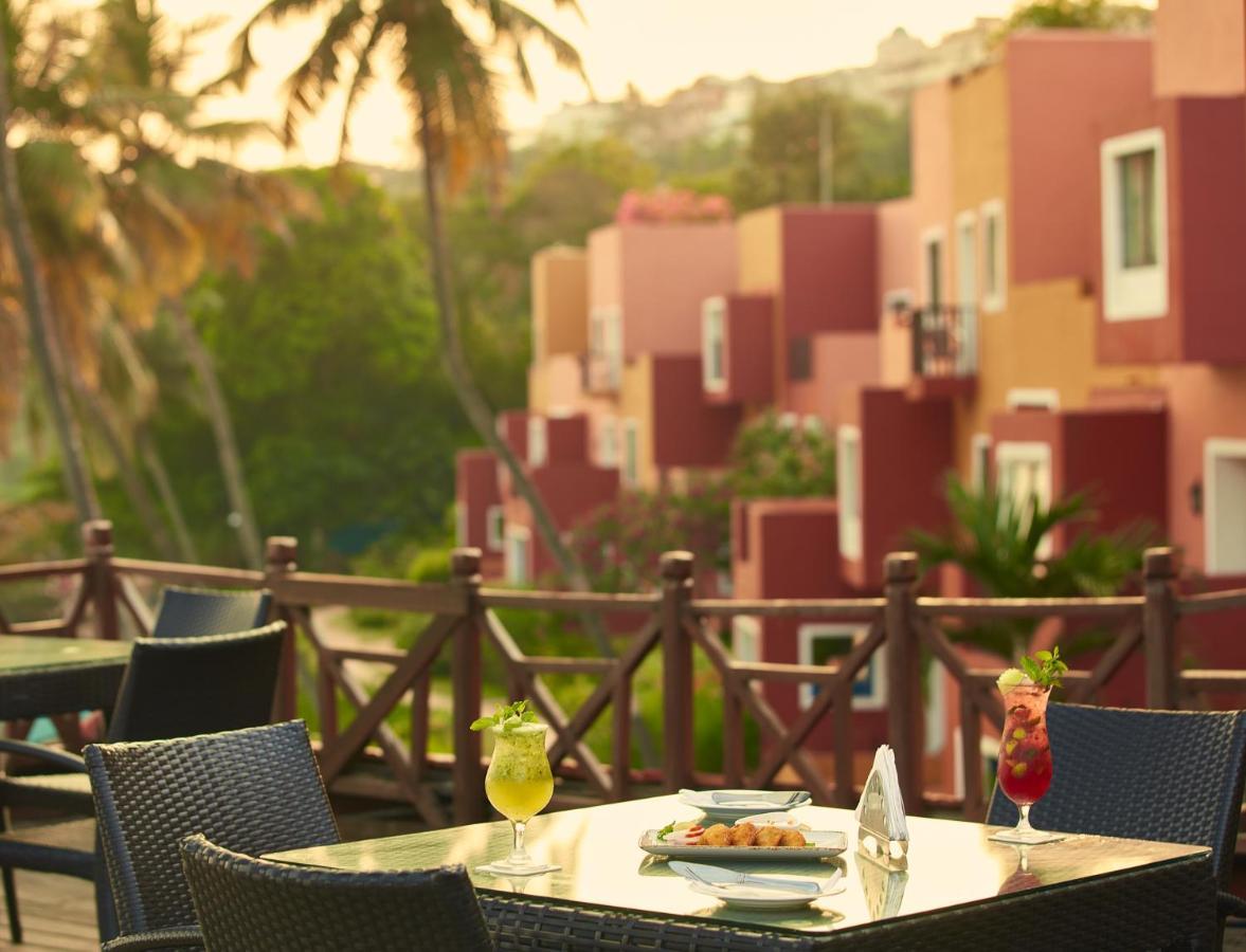 Taj Cidade De Goa Heritage, Goa Santa Cruz Εξωτερικό φωτογραφία The resort's poolside