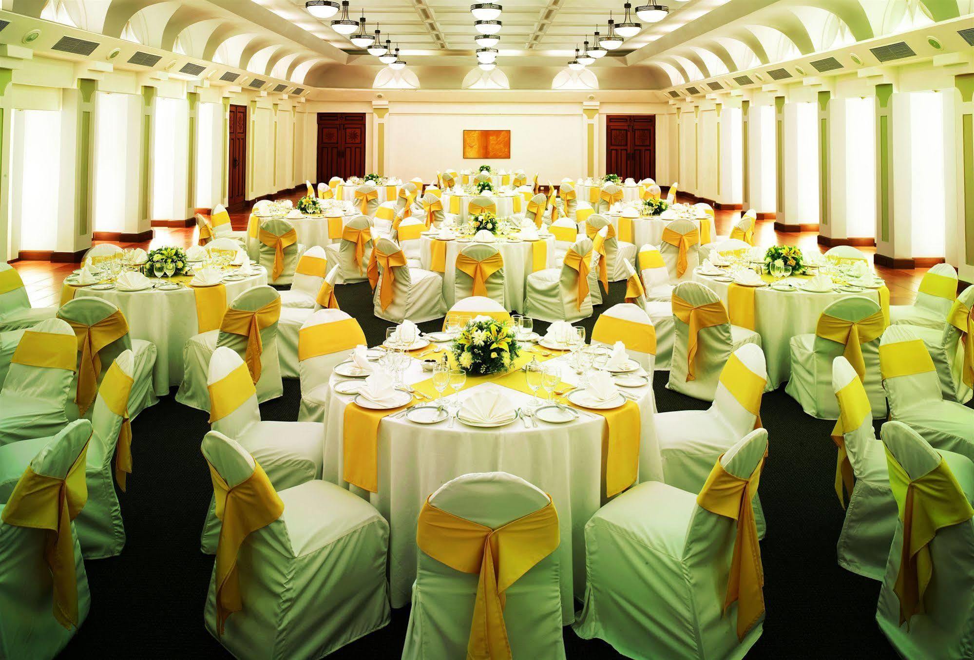 Taj Cidade De Goa Heritage, Goa Santa Cruz Εξωτερικό φωτογραφία A wedding reception at the Royal Thai Navy Convention Center
