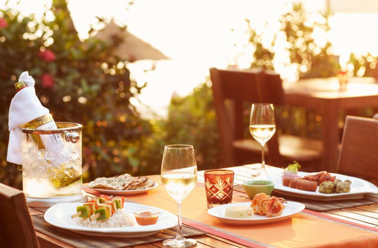 Taj Cidade De Goa Heritage, Goa Santa Cruz Εξωτερικό φωτογραφία A typical dinner at the restaurant